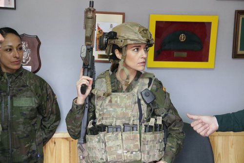 Paula Echevarría con un fusil de asalto preparándose para 'Los nuestros 2'