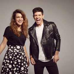 Amaia y Alfred, muy sonrientes, en el posado oficial para Eurovisión 2018