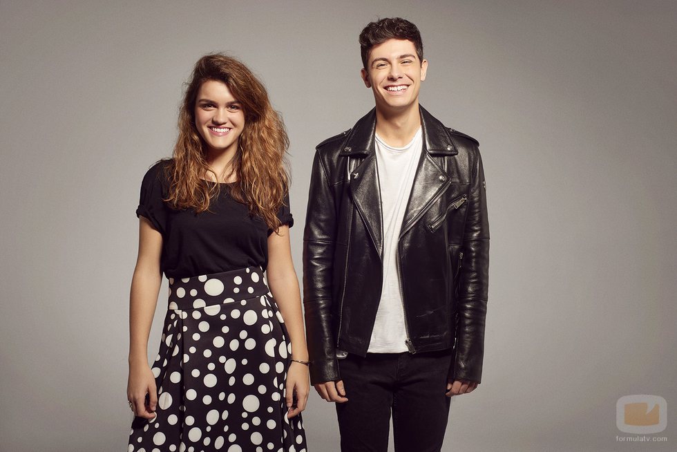 Amaia y Alfred, vestidos en colores blancos y negros, en el posado oficial para Eurovision 2018