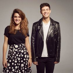 Amaia y Alfred, vestidos en colores blancos y negros, en el posado oficial para Eurovision 2018