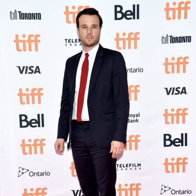 Rupert Evans posa en un evento