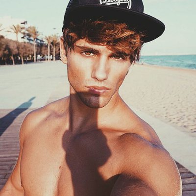 Sergio Carvajal, concursante de 'Supervivientes 2018', posa semidesnudo en la playa