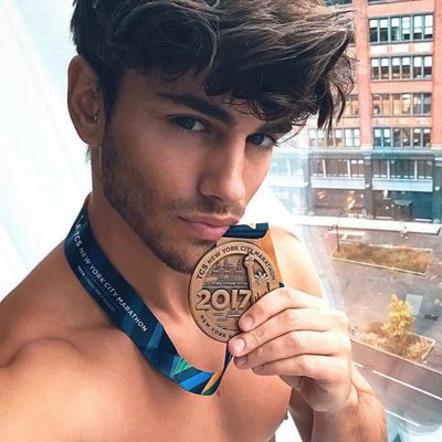 Sergio Carvajal de 'Supervivientes 2018' se hace un selfie sin camiseta