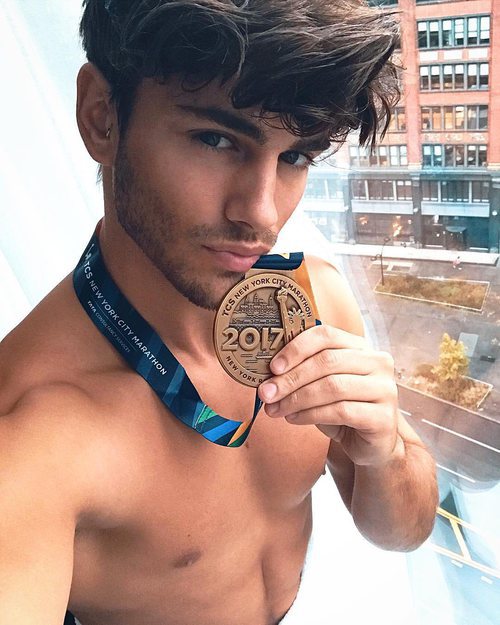 Sergio Carvajal de 'Supervivientes 2018' se hace un selfie sin camiseta