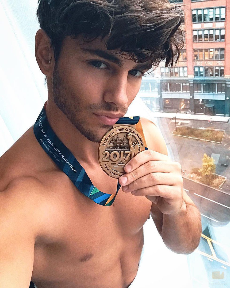 Sergio Carvajal de 'Supervivientes 2018' se hace un selfie sin camiseta