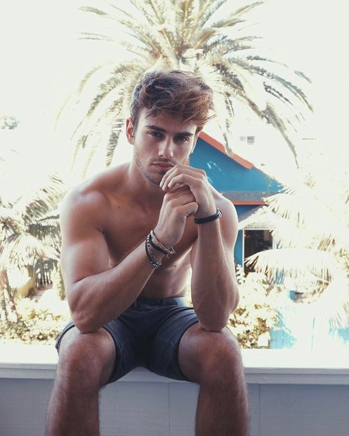 Sergio Carvajal, concursante de 'Supervivientes 2018', posa con el torso desnudo