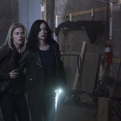 Jessica Jones y Trish Walker, asustadas en la segunda temporada de 'Jessica Jones'