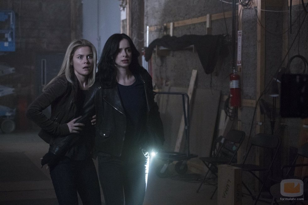 Jessica Jones y Trish Walker, asustadas en la segunda temporada de 'Jessica Jones'