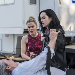 Jessica Jones y Trish Walker con un hombre herido en el suelo en la segunda temporada de 'Jessica Jones'