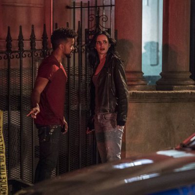 Malcolm Ducasse hablando con Jessica Jones en la segunda temporada de 'Jessica Jones'
