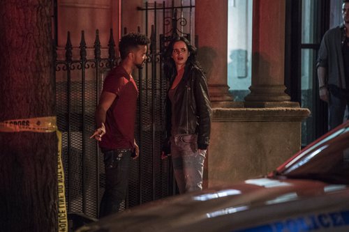 Malcolm Ducasse hablando con Jessica Jones en la segunda temporada de 'Jessica Jones'