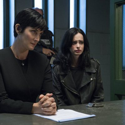 Jeri Hogarth y Jessica Jones en una mesa de comisaría en la segunda temporada de 'Jessica Jonnes'