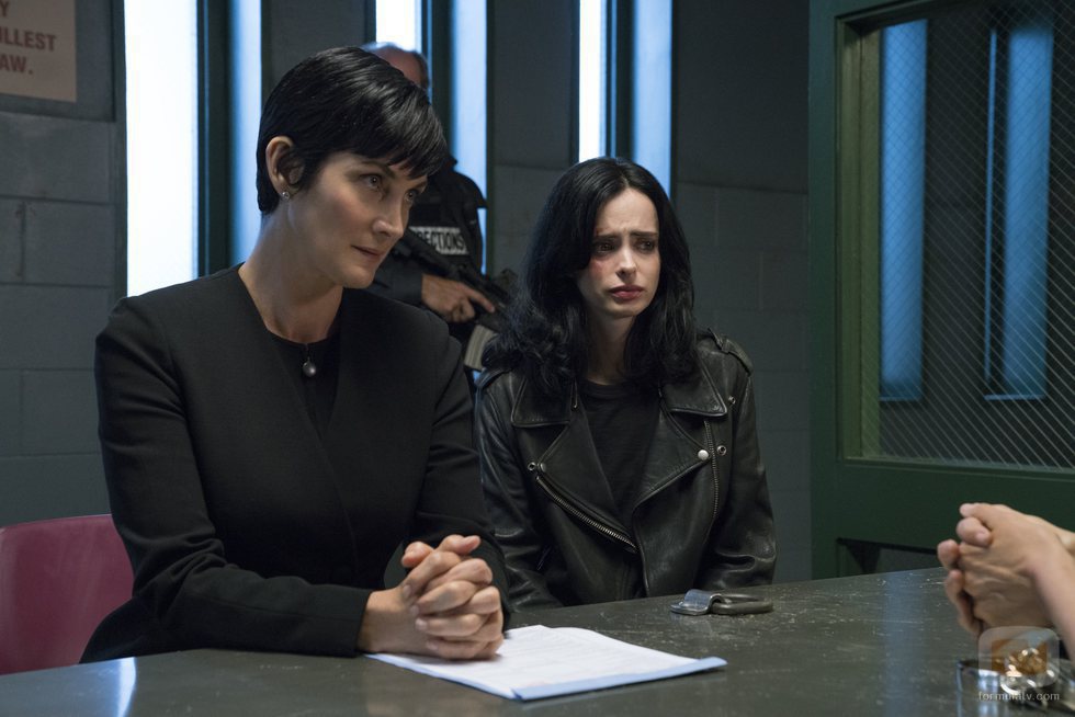 Jeri Hogarth y Jessica Jones en una mesa de comisaría en la segunda temporada de 'Jessica Jonnes'