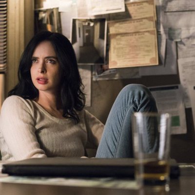 Jessica Jones sentada con cara extrañada en la segunda temporada de 'Jessica Jones'