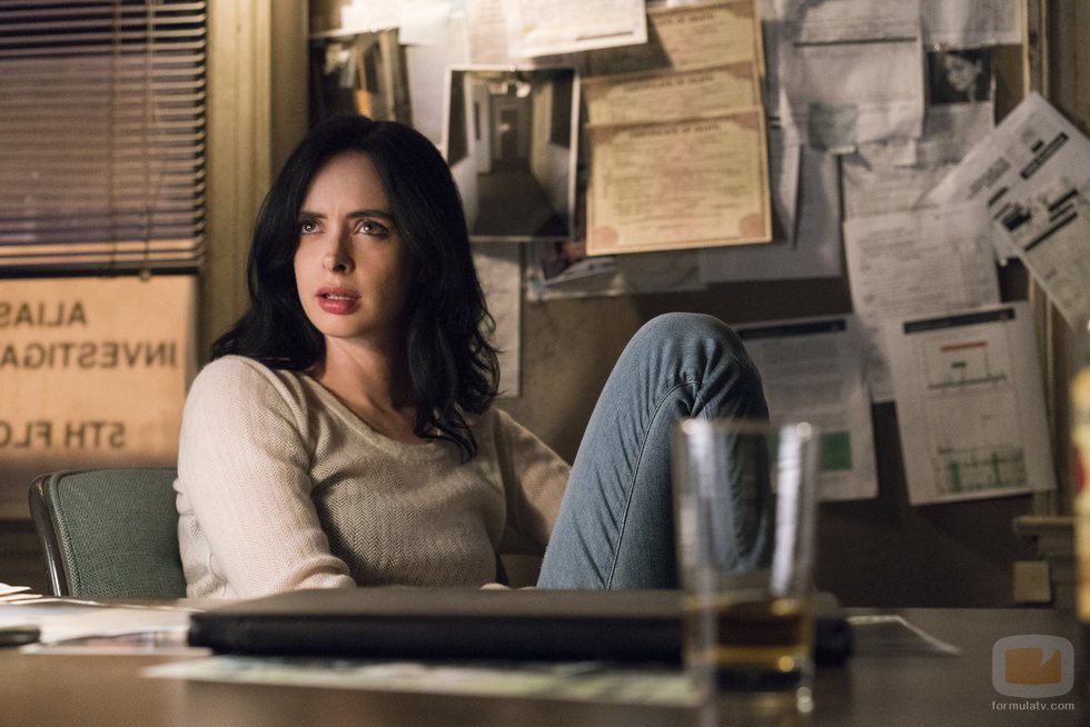 Jessica Jones sentada con cara extrañada en la segunda temporada de 'Jessica Jones'