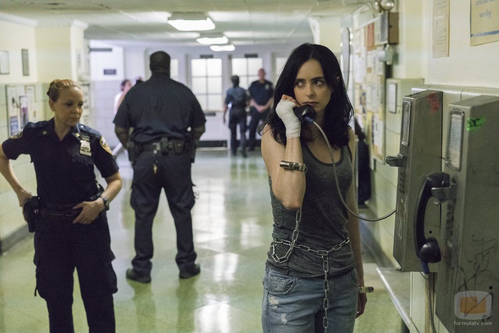 Jessica Jones habla por teléfono en la comisaría en la segunda temporada de 'Jessica Jones'