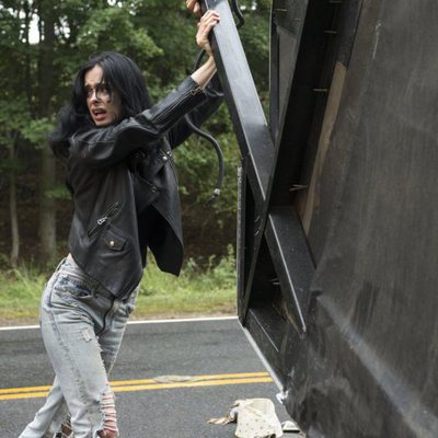 Jessica Jones sujeta un contenedor metálico en la segunda temporada de 'Jessica Jones'