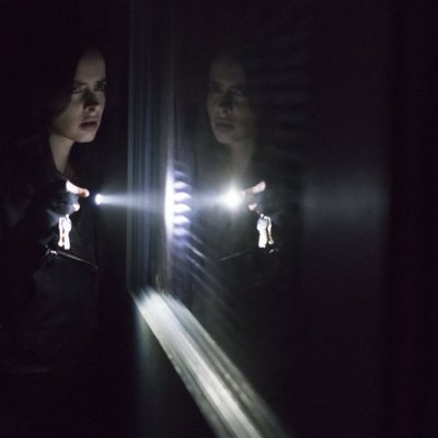 Krysten Ritter reflejada en un cristal en la segunda temporada de 'Jessica Jones'