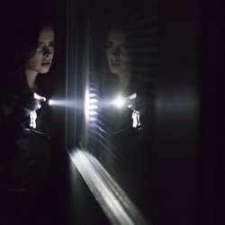 Krysten Ritter reflejada en un  cristal en la segunda temporada de 'Jessica Jones'