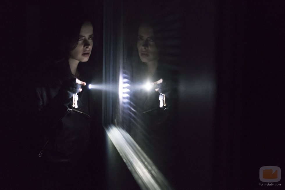 Krysten Ritter reflejada en un  cristal en la segunda temporada de 'Jessica Jones'