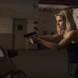 Trish Walker apuntando con una pistola en la segunda temporada de 'Jessica Jones'