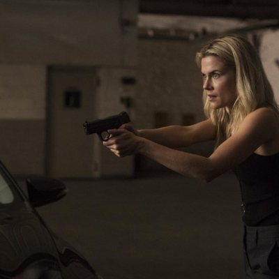 Trish Walker apuntando con una pistola en la segunda temporada de 'Jessica Jones'