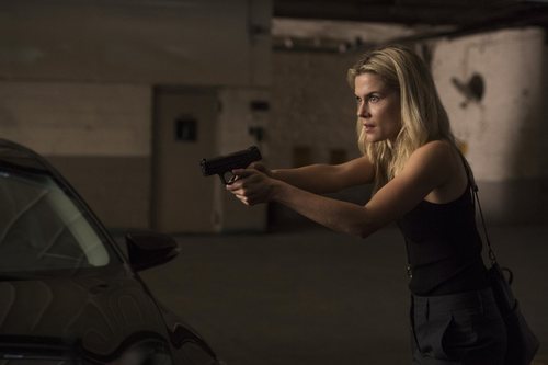 Trish Walker apuntando con una pistola en la segunda temporada de 'Jessica Jones'