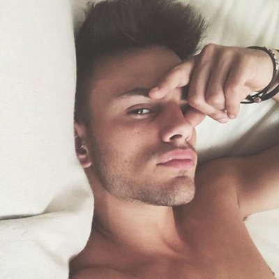 Sergio Carvajal concursante de 'Supervivientes 2018', en la cama sin camiseta