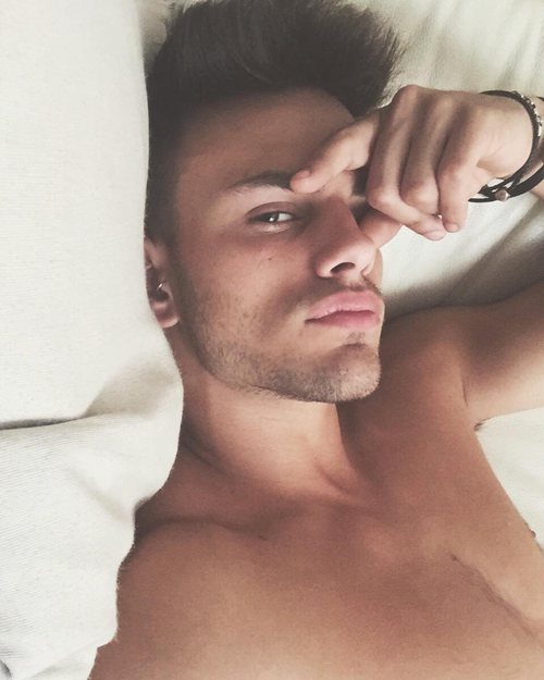 Sergio Carvajal concursante de 'Supervivientes 2018', en la cama sin camiseta