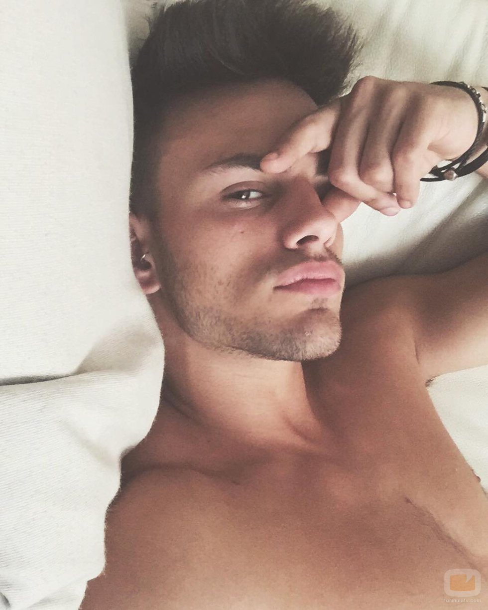 Sergio Carvajal concursante de 'Supervivientes 2018', en la cama sin camiseta