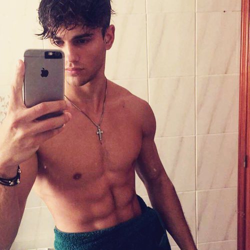 El concursante de 'Supervivientes 2018', Sergio Carvajal, semidesnudo en el baño