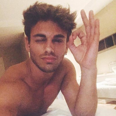 Sergio Carvajal de 'Supervivientes 2018', en la cama sin camiseta