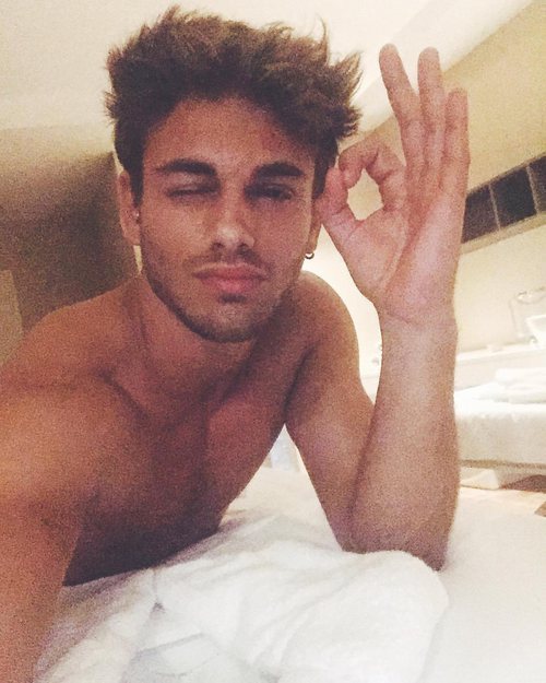 Sergio Carvajal de 'Supervivientes 2018', en la cama sin camiseta