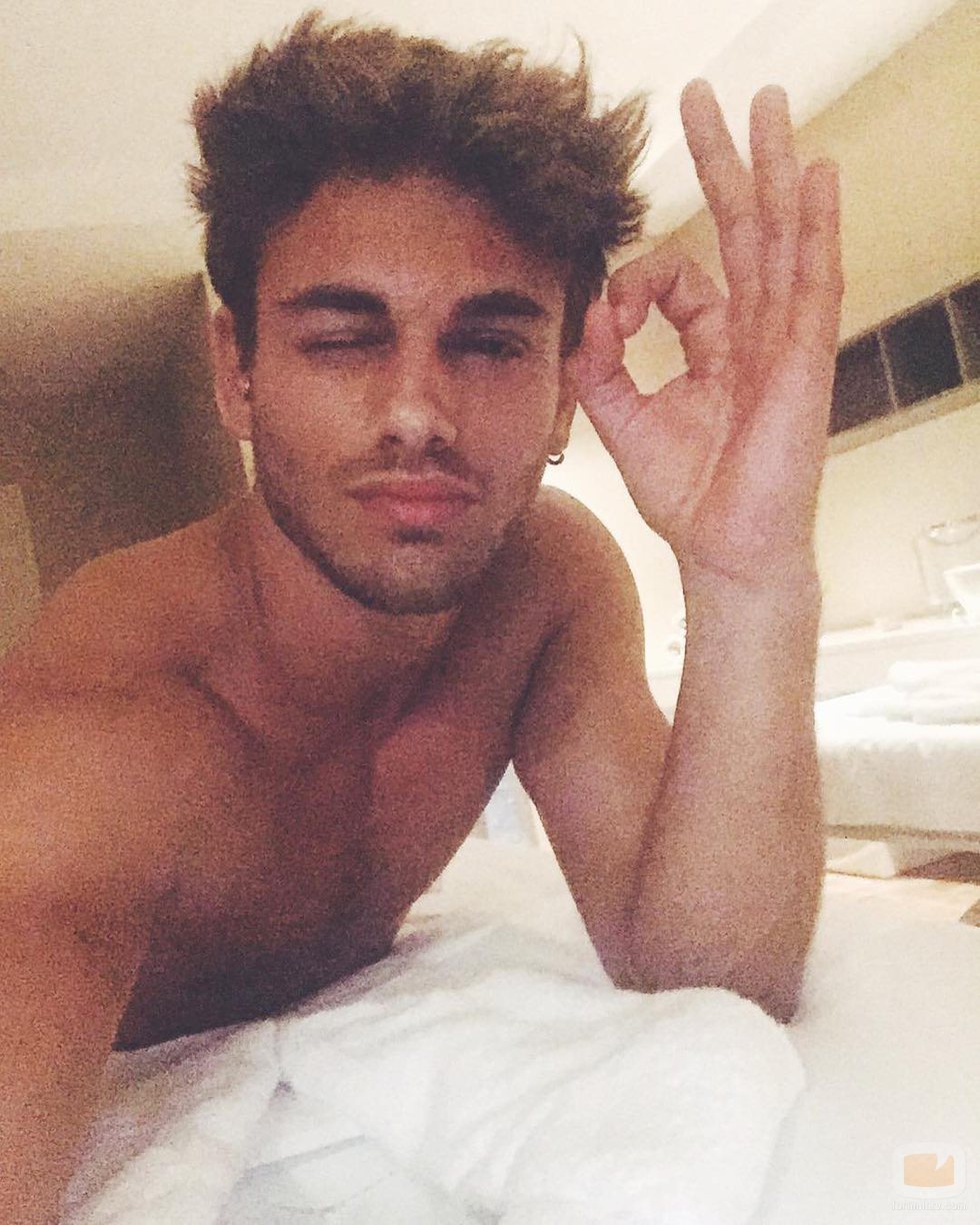 Sergio Carvajal de 'Supervivientes 2018', en la cama sin camiseta