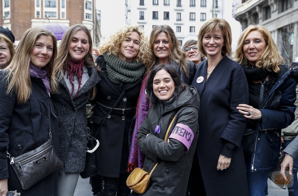 Susanna Griso junto a sus compañeras de 'Espejo Público' en la manifestación del 8 de marzo
