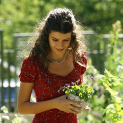Fatmagül disfruta del jardín en la telenovela turca 'Fatmagül'