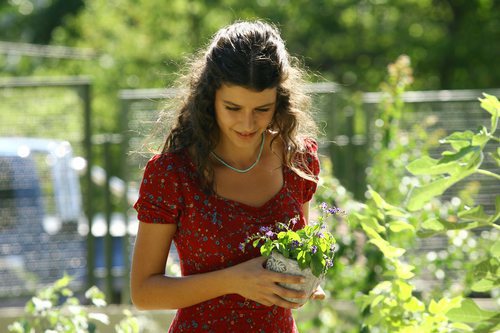 Fatmagül disfruta del jardín en la telenovela turca 'Fatmagül'
