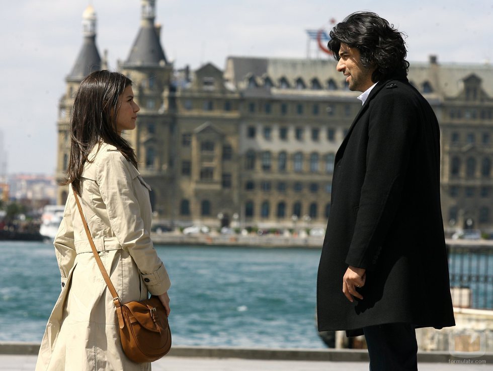 Fatmagül y Kerim recorren juntos Estambul en la primera temporada de 'Fatmagül'