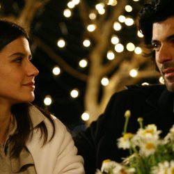 Fatmagül y Kerim comparten una mirada en la primera temporada de la telenovela turca 'Fatmagül'