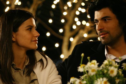 Fatmagül y Kerim comparten una mirada en la primera temporada de la telenovela turca 'Fatmagül'