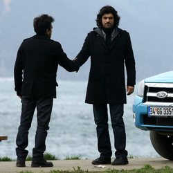 Vural suplica el perdón de Kerim en la primera temporada de la telenovela turca 'Fatmagül'