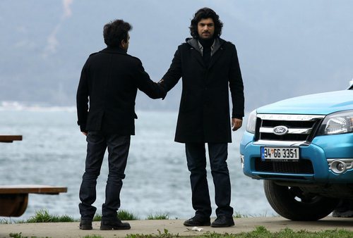 Vural suplica el perdón de Kerim en la primera temporada de la telenovela turca 'Fatmagül'