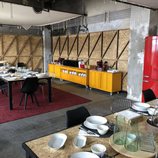La cocina y las mesas para comer de la Escuela de 'Fama a Bailar'