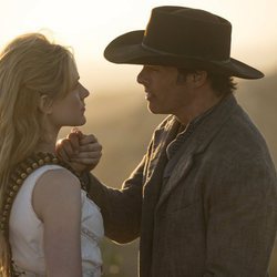 Dolores y Teddy, en la segunda temporada de 'Westworld'