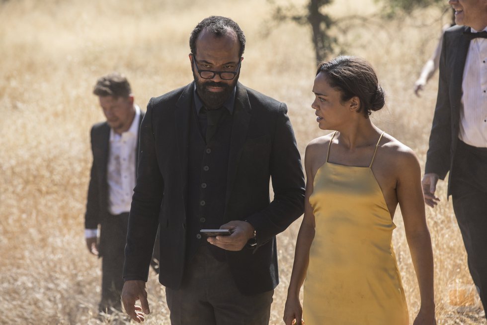 Bernard Lowe y Maeve en la segunda temporada de 'Westworld'