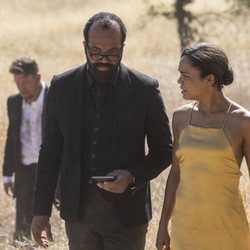 Bernard Lowe y Maeve en la segunda temporada de 'Westworld'