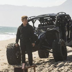 Ashley Stubbs, parado en la playa en la segunda temporada de 'Westworld'