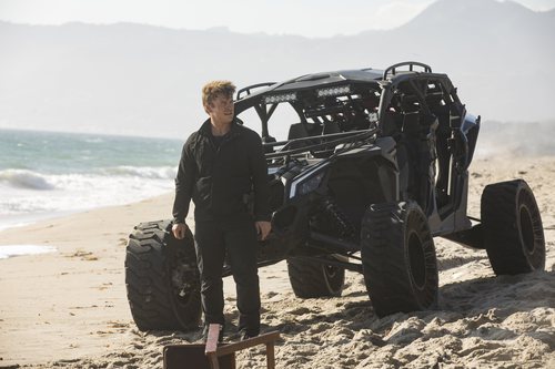 Ashley Stubbs, parado en la playa en la segunda temporada de 'Westworld'