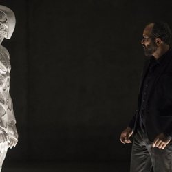 Bernard Lowe ante una persona artificial en la segunda temporada de 'Westworld'