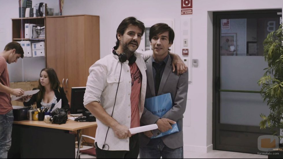 Antonio Hortelano y Manuel Feijoo sonríen en el último capítulo de la primera temporada de 'Colegas'